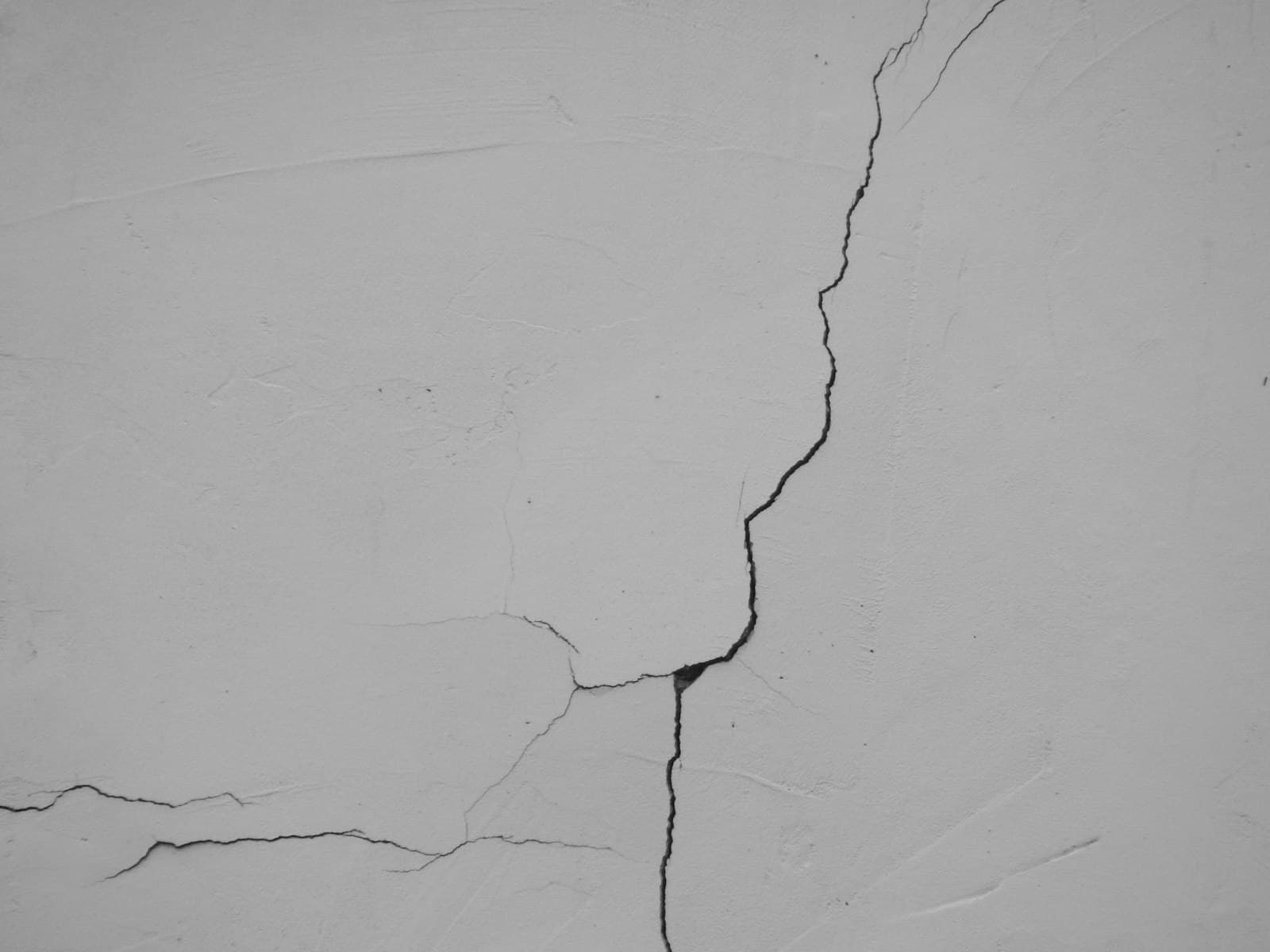 Grieta estructural en un muro de carga