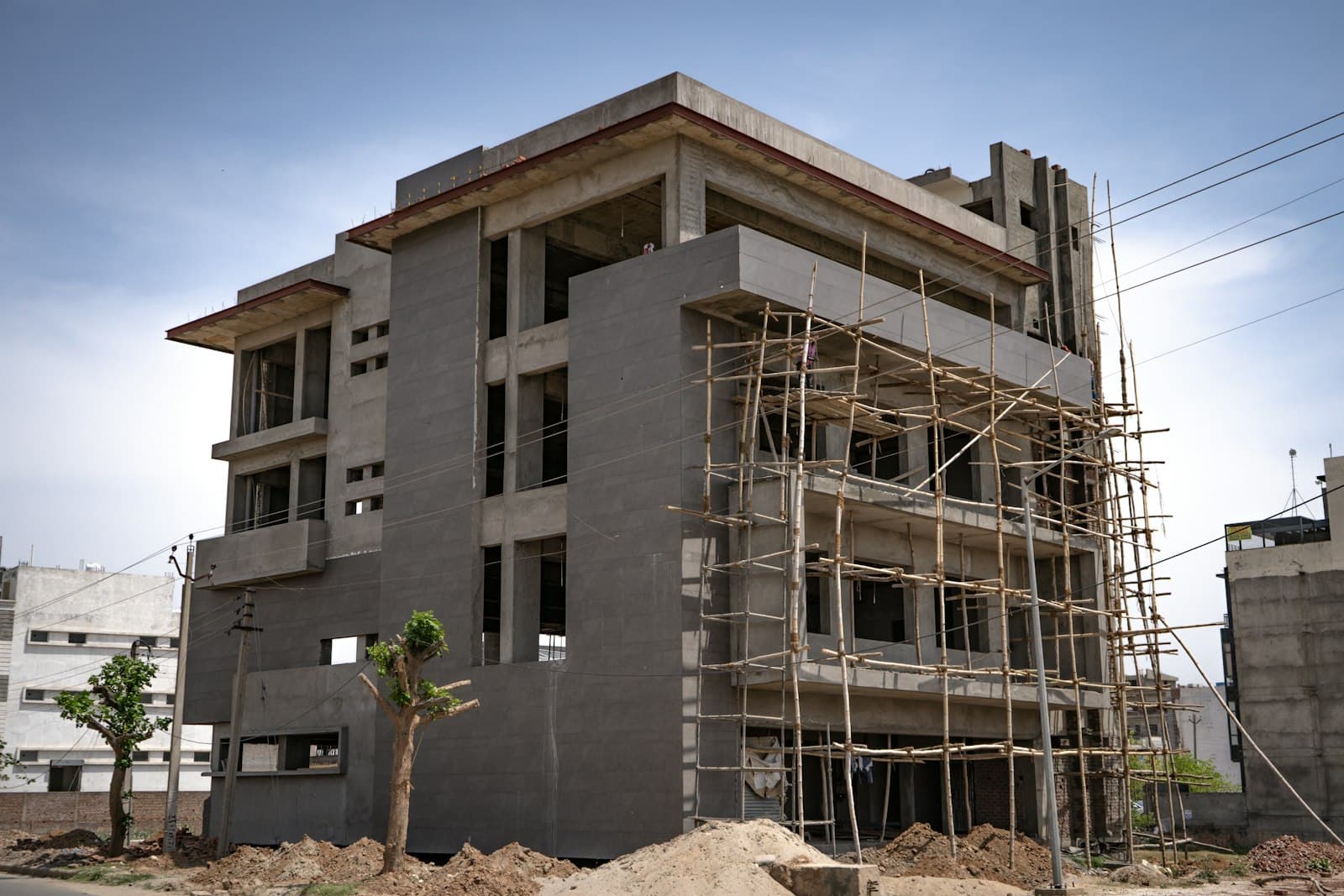 Edificio de obra nueva en construcción con andamios