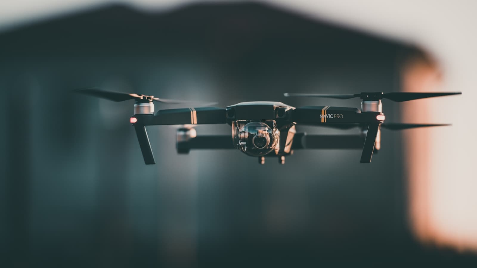 Dron sobrevolando un edificio para inspeccionar la cubierta